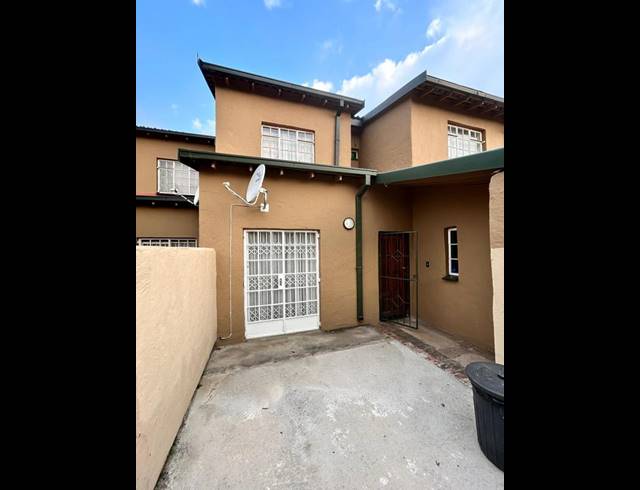 3 BEDROOM TOWNHOUSE FOR SALE IN SPRINGS CENTRAL